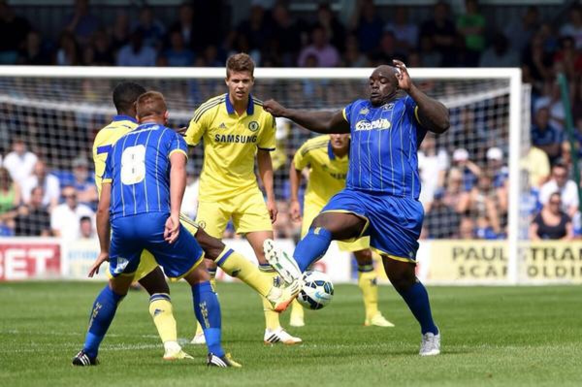 FOTO Diferenţă fabuloasă de gabarit » Cel mai puternic fotbalist le-a făcut pe vedetele lui Chelsea să pară nişte furnici la meciul direct!