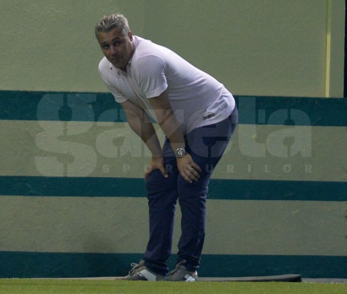 FOTO După ce l-a pupat pe Teo Crăciunescu şi şi-a dat pantalonii jos în conferinţă, Marius Şumudică a comis-o iar!