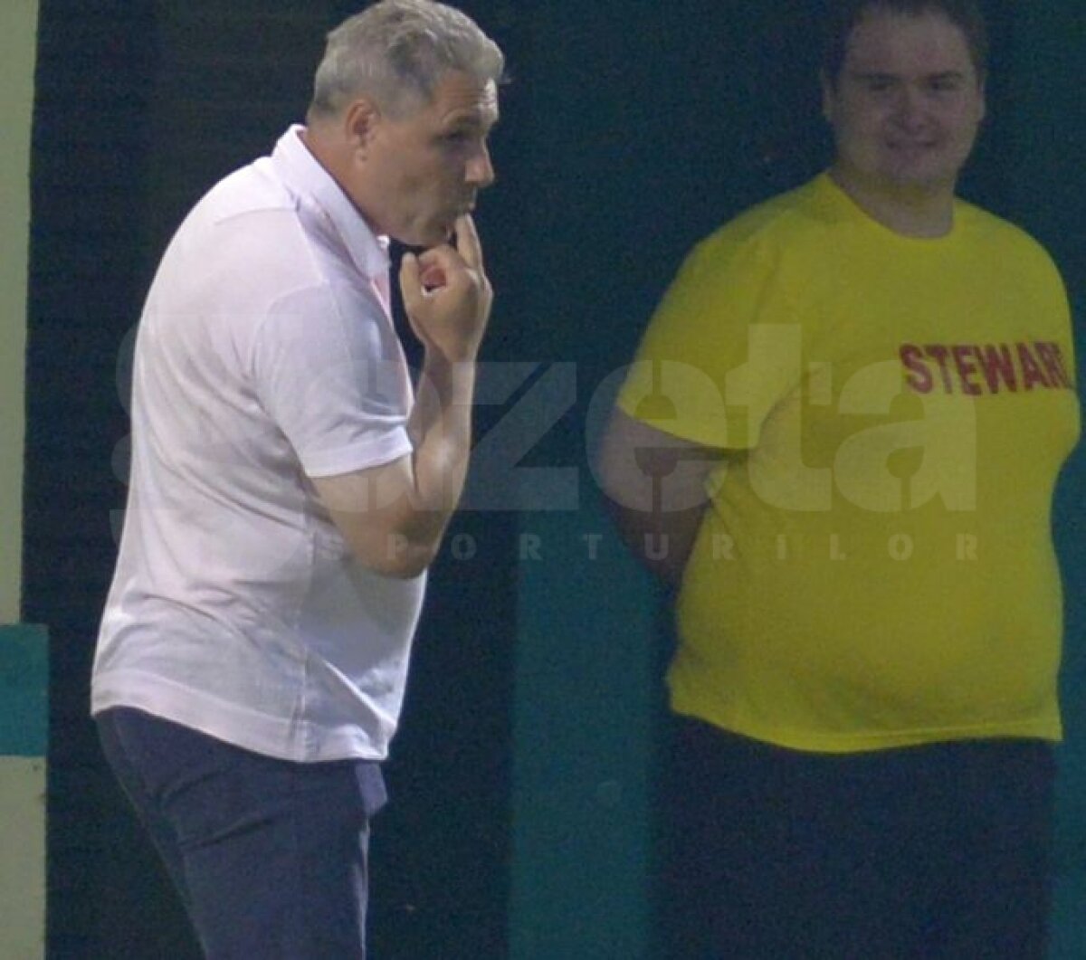 FOTO După ce l-a pupat pe Teo Crăciunescu şi şi-a dat pantalonii jos în conferinţă, Marius Şumudică a comis-o iar!