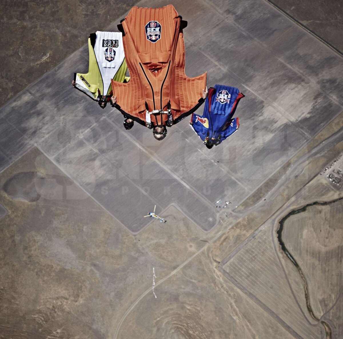 Avengers » Noua senzaţie în sporturile extreme: zburătorii care arată ca nişte supereroi