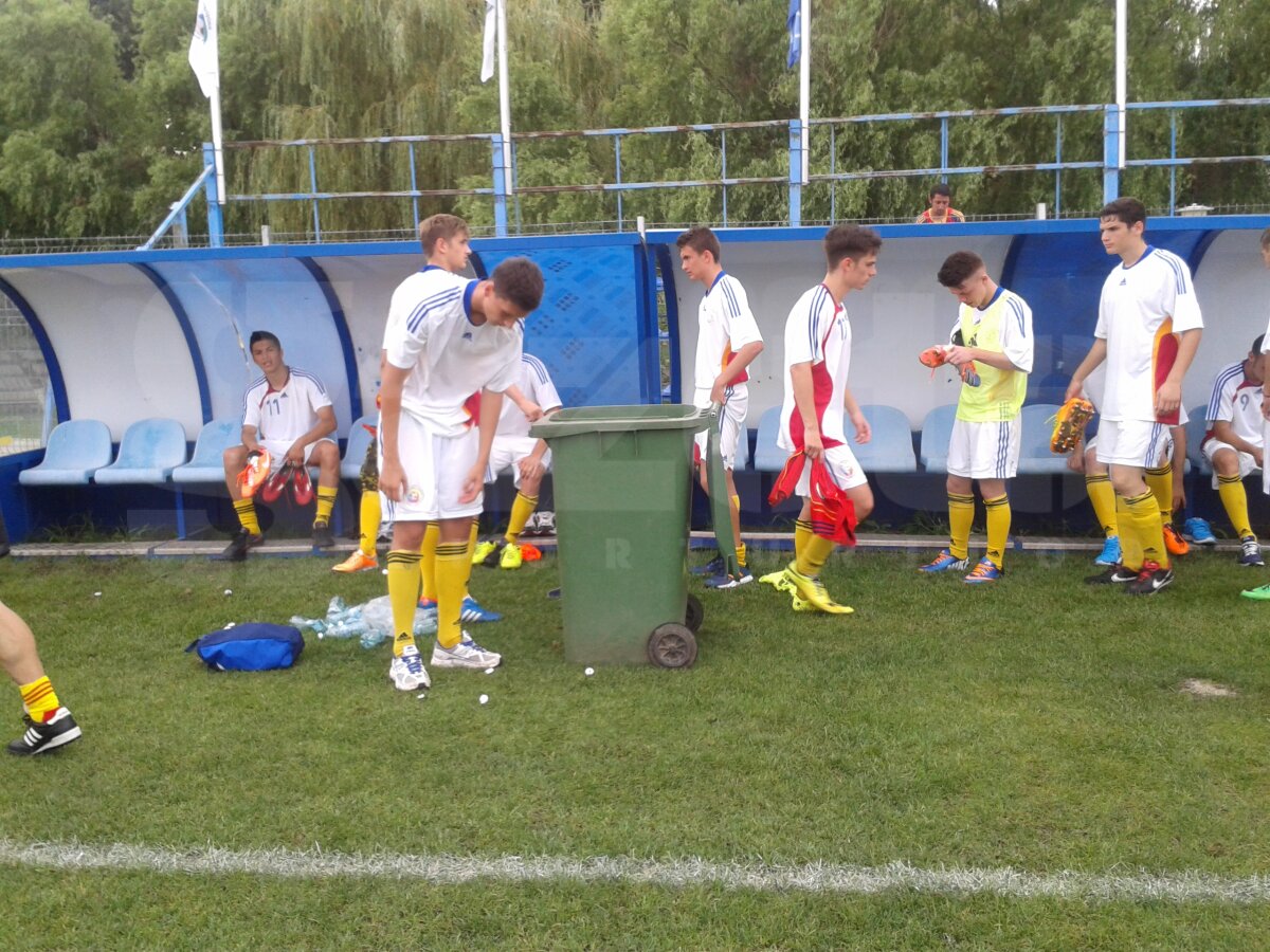 GALERIE FOTO Faceţi cunoştinţă cu un altfel de antrenor român » Îşi pune jucătorii la curăţenie, adoarme cu ei în gînd ;)