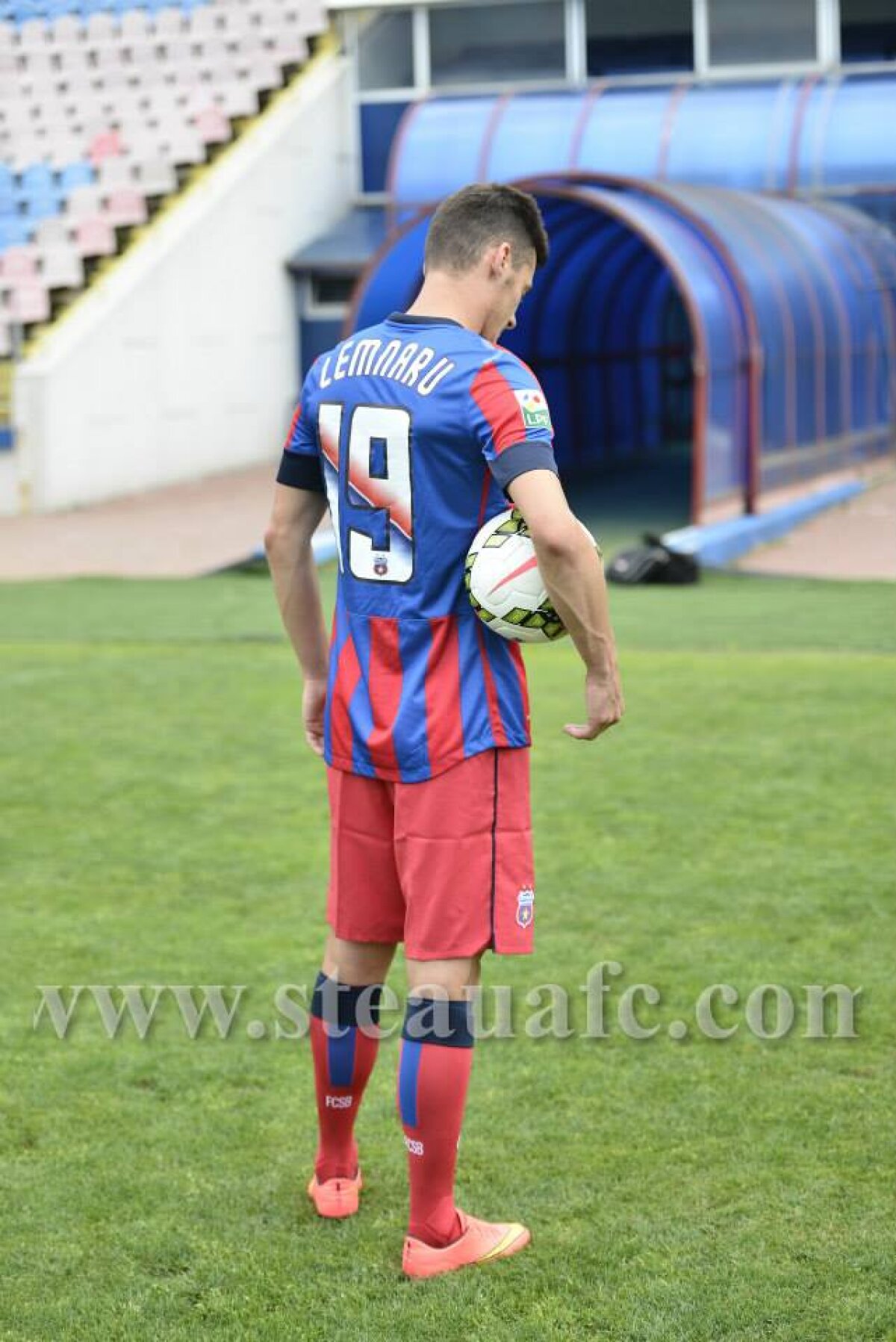 VIDEO şi FOTO Primele imagini cu Valentin Lemnaru în tricoul Stelei » Prezentare de marcă a atacantului de 30 de ani