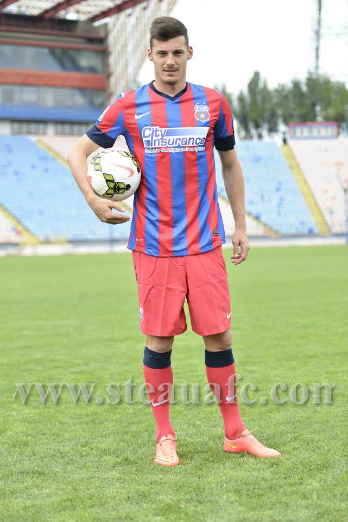 VIDEO şi FOTO Primele imagini cu Valentin Lemnaru în tricoul Stelei » Prezentare de marcă a atacantului de 30 de ani