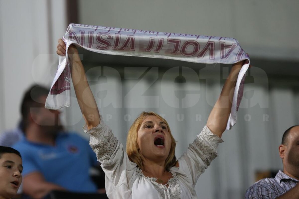 FOTO Tot mai puţine scaune, tot mai mult suflet » Fanii rapidişti au cinstit primul derby în Giuleşti după mai mult de un an