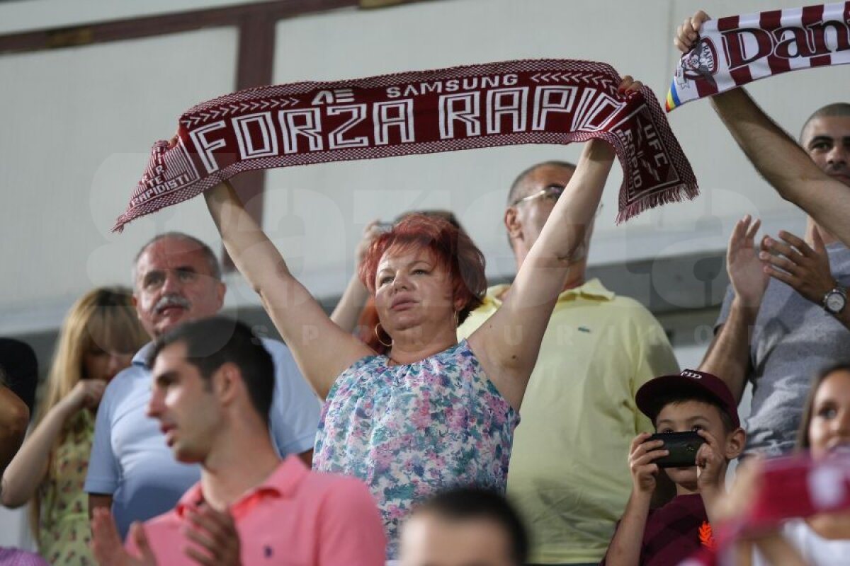 FOTO Tot mai puţine scaune, tot mai mult suflet » Fanii rapidişti au cinstit primul derby în Giuleşti după mai mult de un an