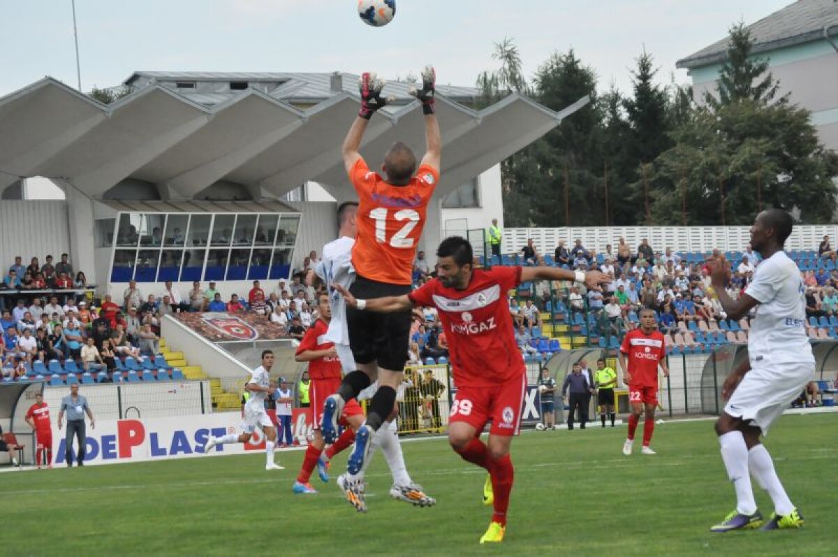 VIDEO şi FOTO Gaz Metan învinge la Botoşani, 3-0, după ce gazdele au jucat în 10 timp de 40 de minute