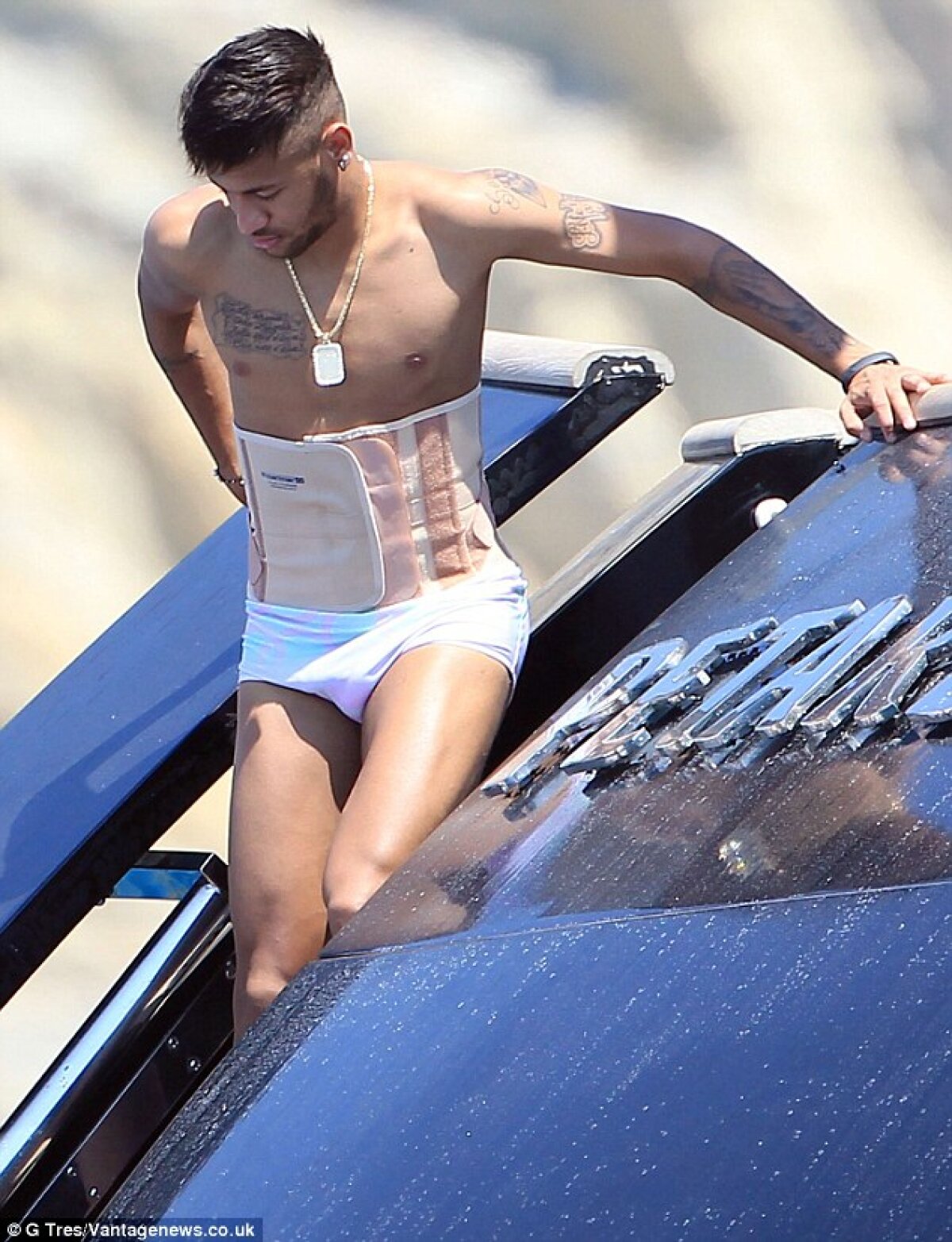 Neymar e obligat să poarte un corset care să îi protejeze coloana! Imagini incredibile suprinse de Daily Mail