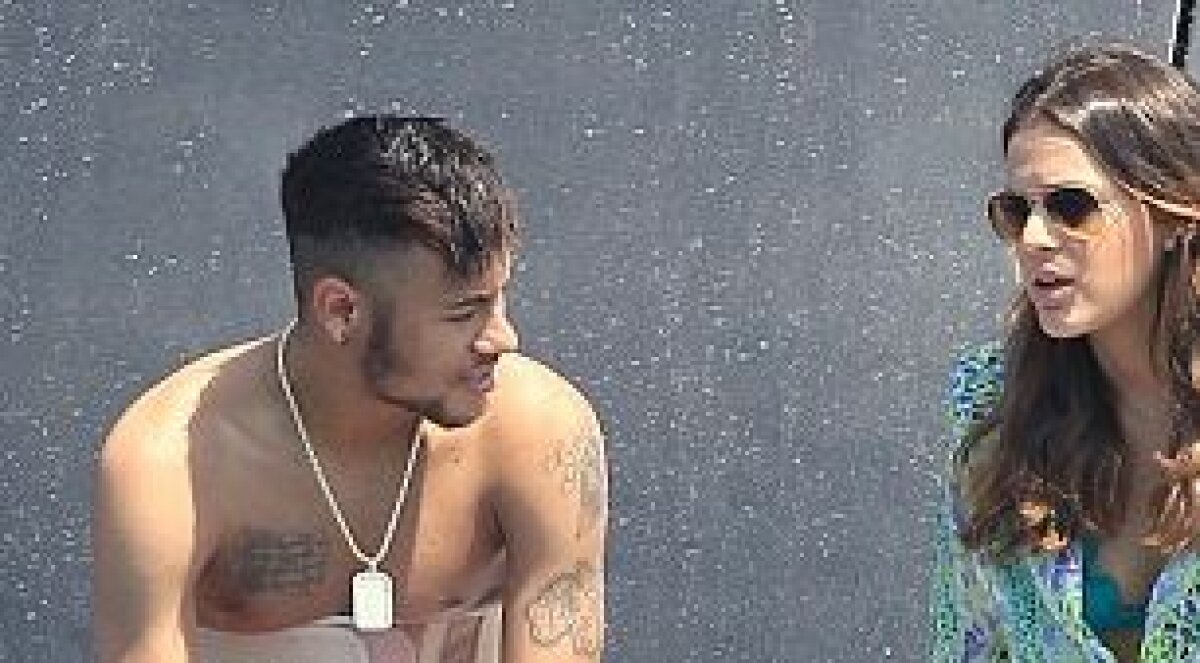 Neymar e obligat să poarte un corset care să îi protejeze coloana! Imagini incredibile suprinse de Daily Mail
