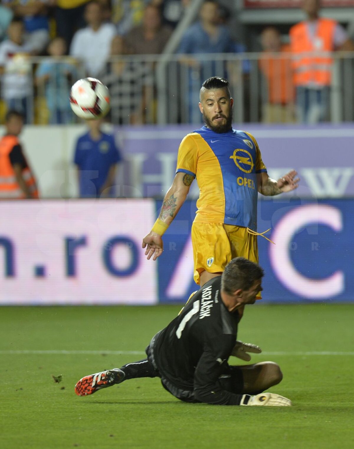 VIDEO şi FOTO » Petrolul - Viktoria Plzen 1-1 Au scăpat "viktoria" printre degete!