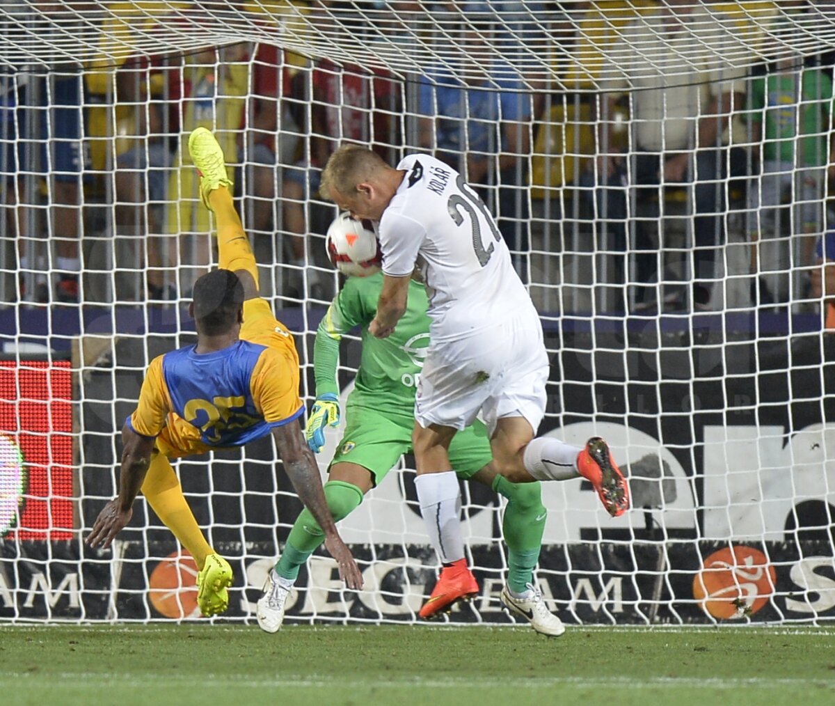 VIDEO şi FOTO » Petrolul - Viktoria Plzen 1-1 Au scăpat "viktoria" printre degete!