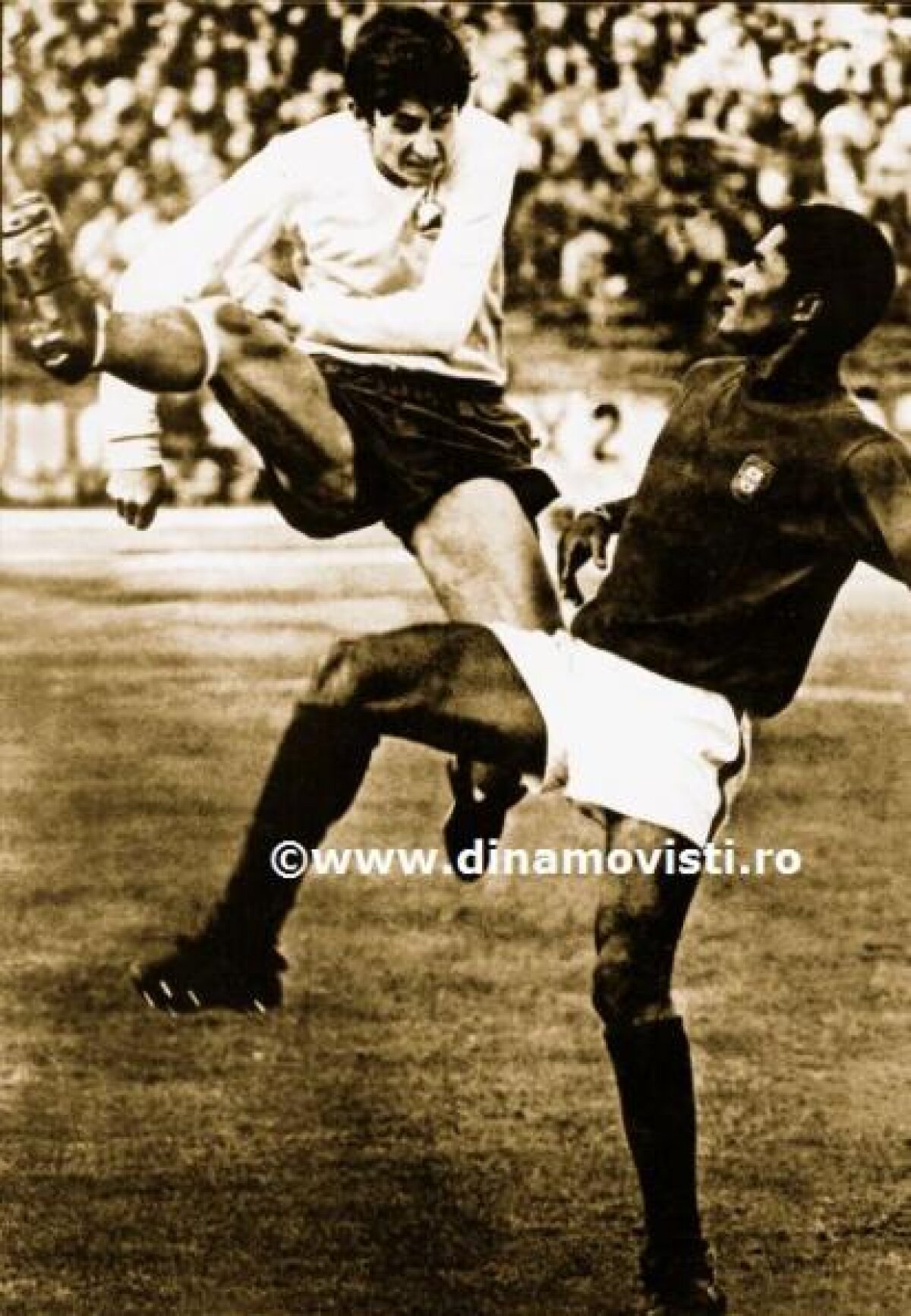 GALERIE FOTO » La mulţi ani, Mister! Cornel Dinu împlineşte azi 66 de ani. Ar fi putut fi avocat, judecător, poate chiar pilot de avion!