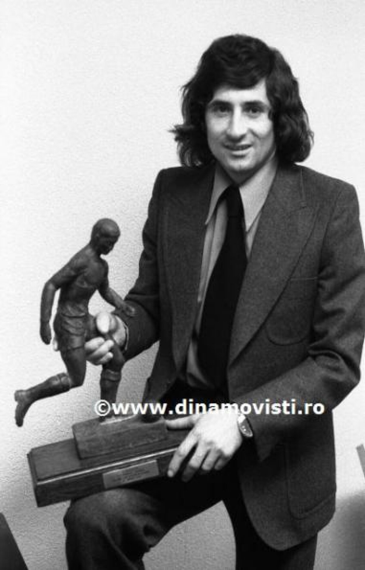 GALERIE FOTO » La mulţi ani, Mister! Cornel Dinu împlineşte azi 66 de ani. Ar fi putut fi avocat, judecător, poate chiar pilot de avion!