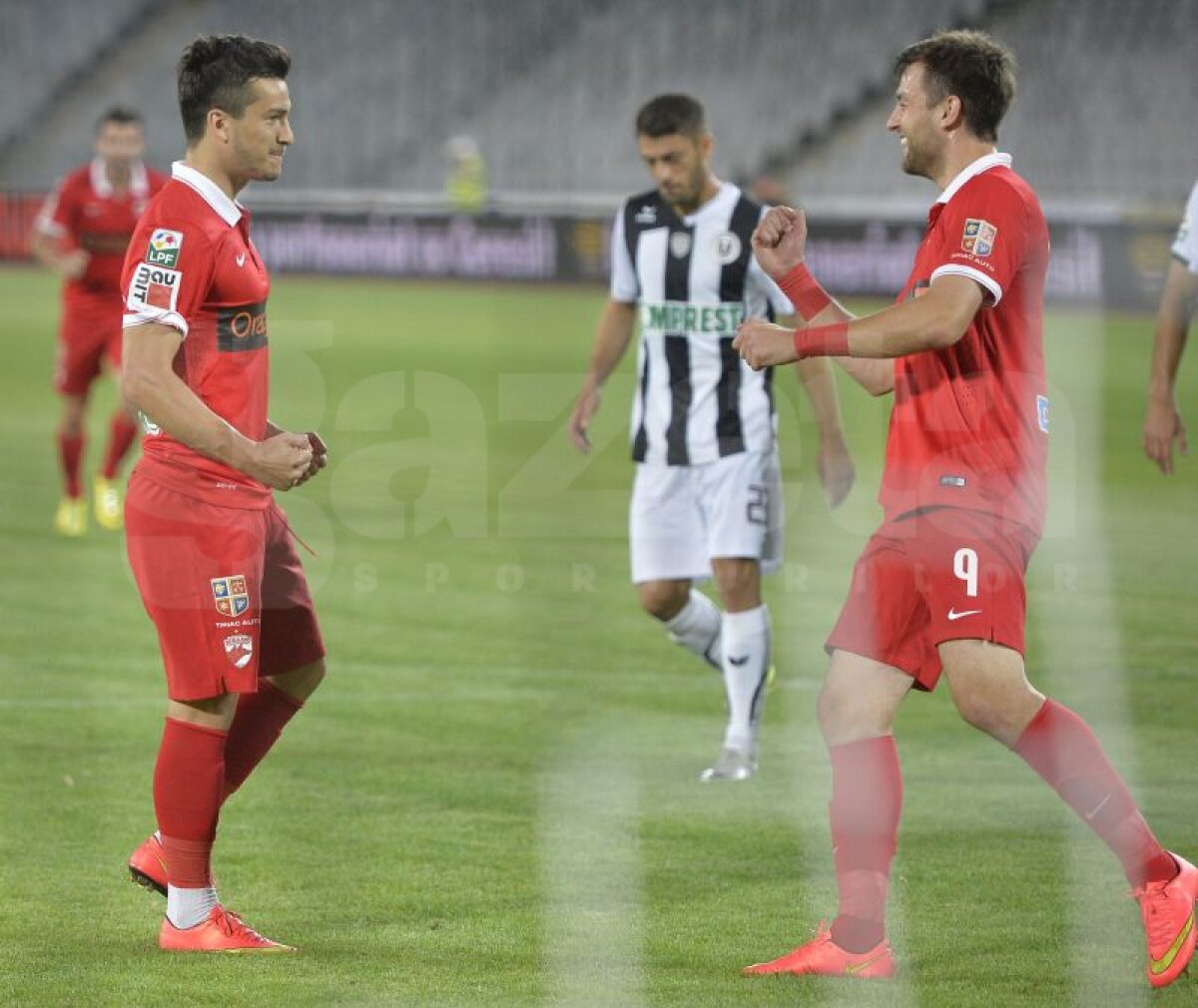 VIDEO şi FOTO » Dinamo îşi confirmă forma bună şi învinge Universitatea Cluj cu 3-2