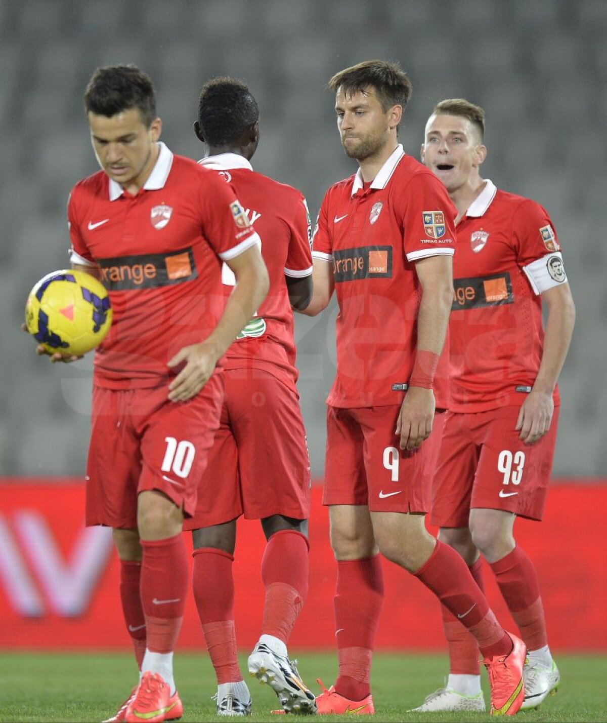 VIDEO şi FOTO » Dinamo îşi confirmă forma bună şi învinge Universitatea Cluj cu 3-2