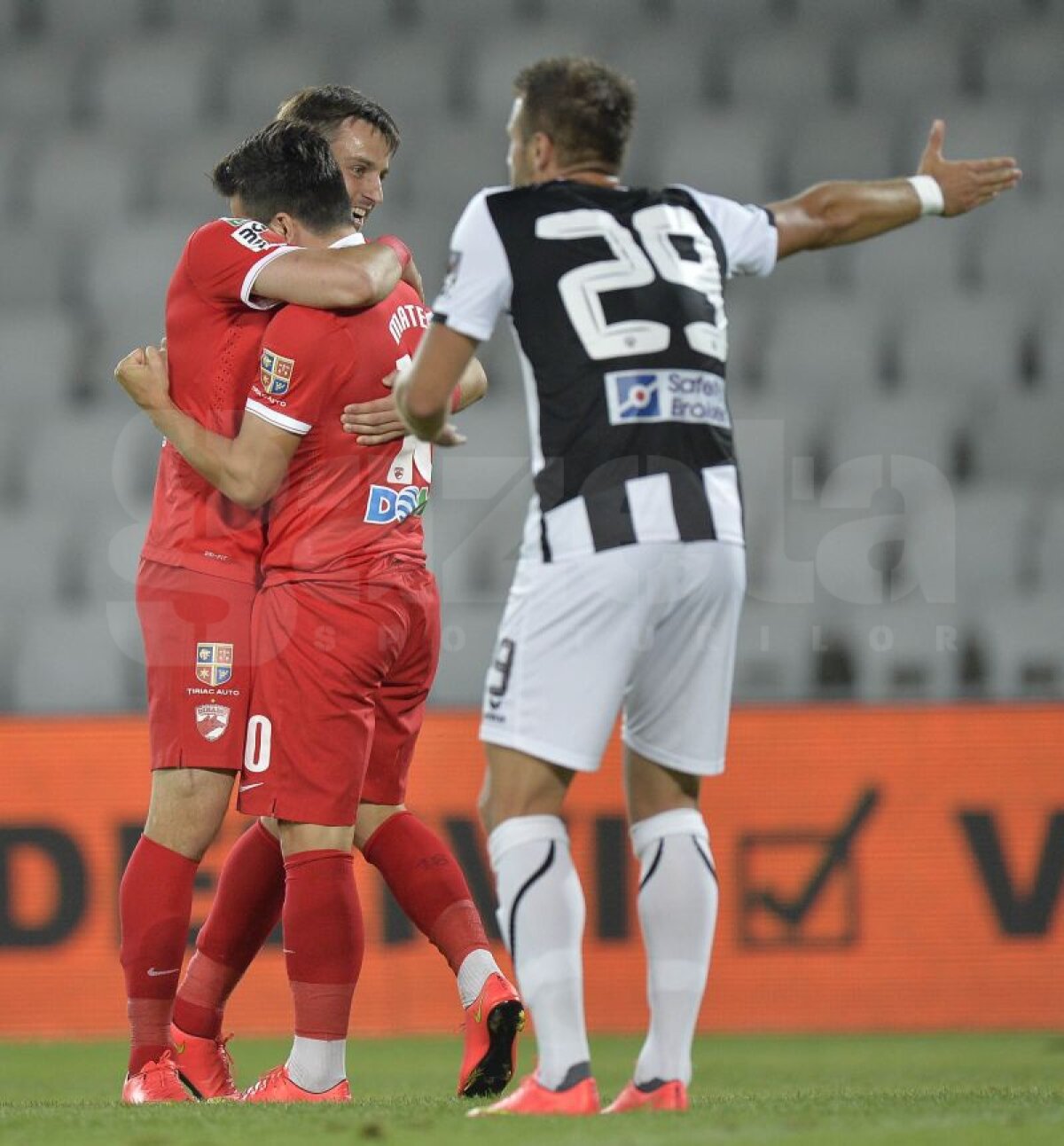 VIDEO şi FOTO » Dinamo îşi confirmă forma bună şi învinge Universitatea Cluj cu 3-2