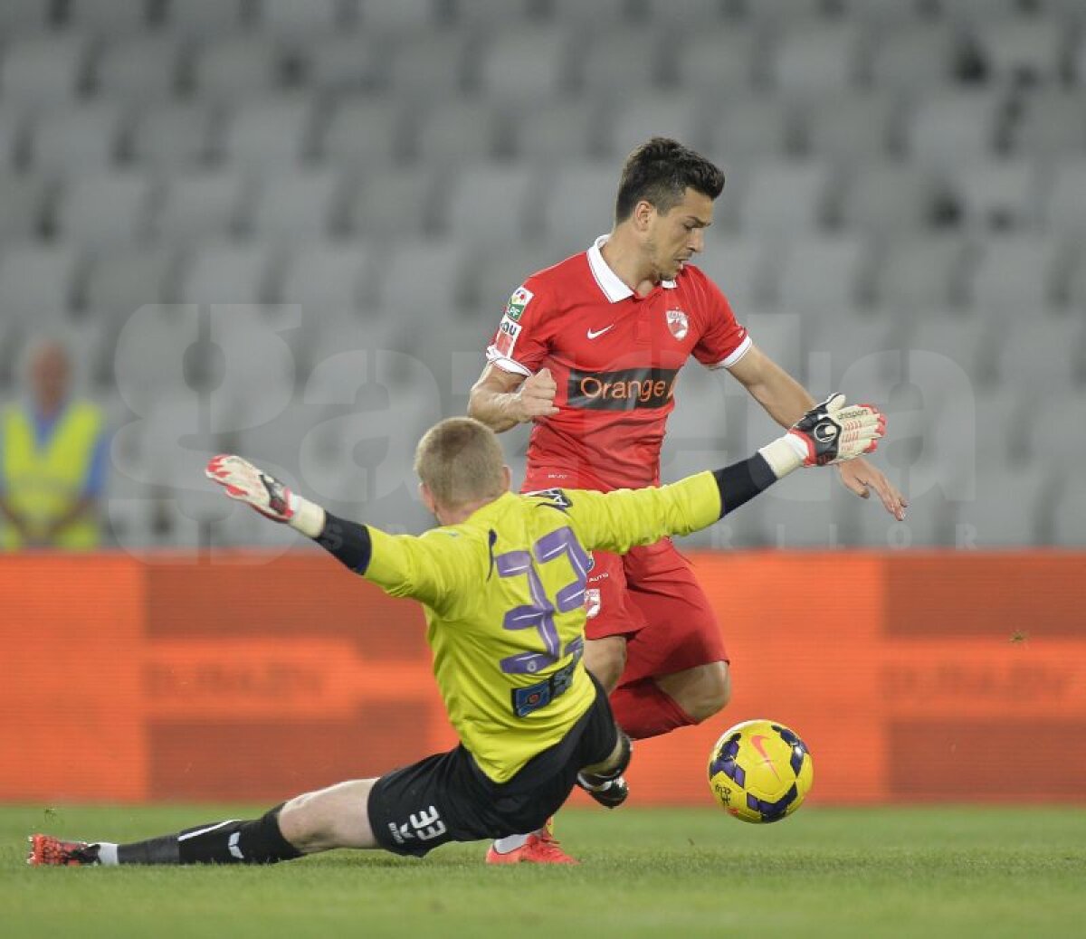 VIDEO şi FOTO » Dinamo îşi confirmă forma bună şi învinge Universitatea Cluj cu 3-2