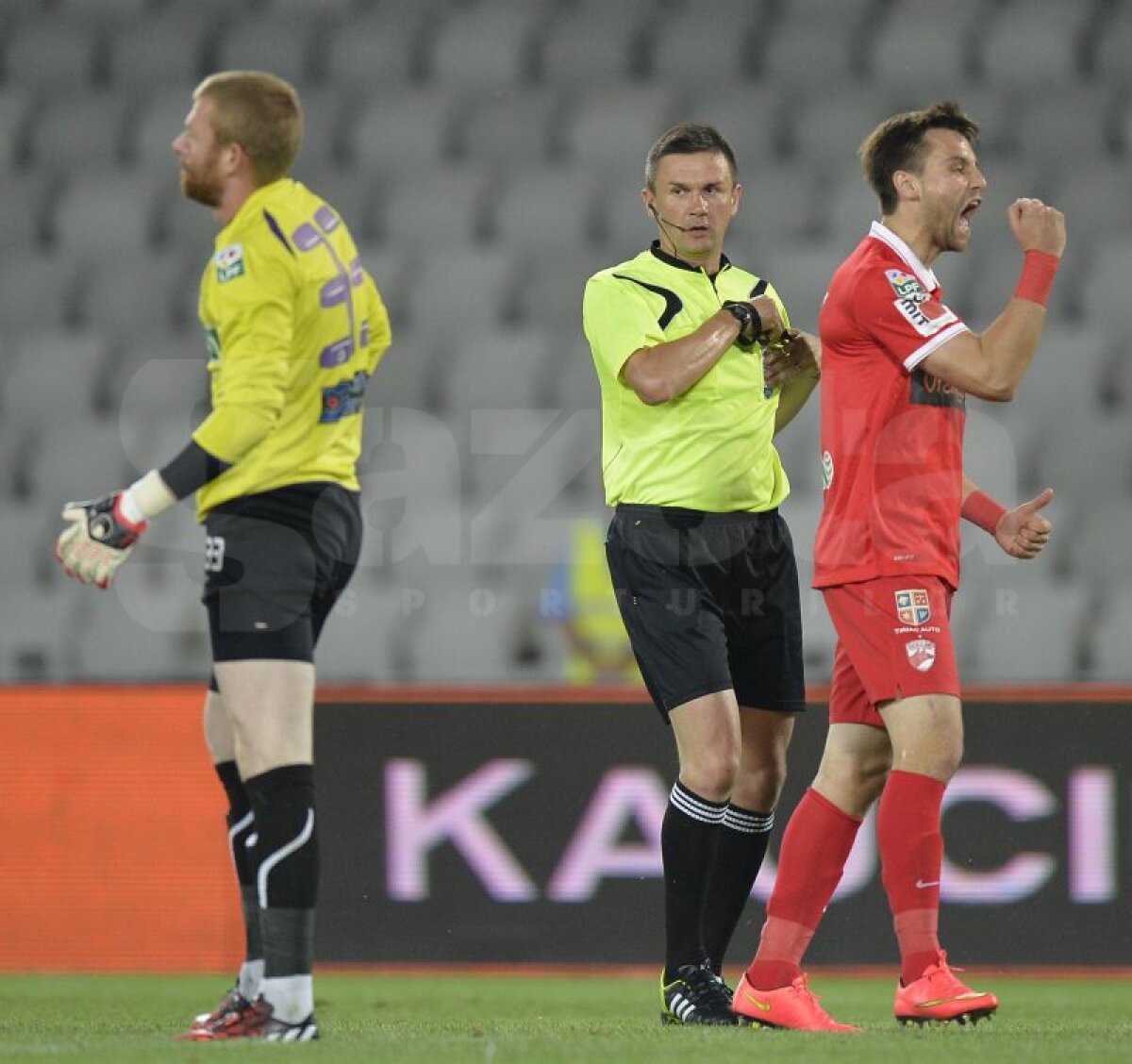 VIDEO şi FOTO » Dinamo îşi confirmă forma bună şi învinge Universitatea Cluj cu 3-2