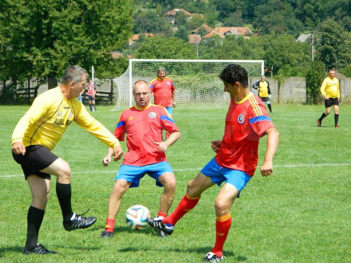 FOTO Au rămas tineri » Legendele echipei naţionale a României au făcut show la Brad