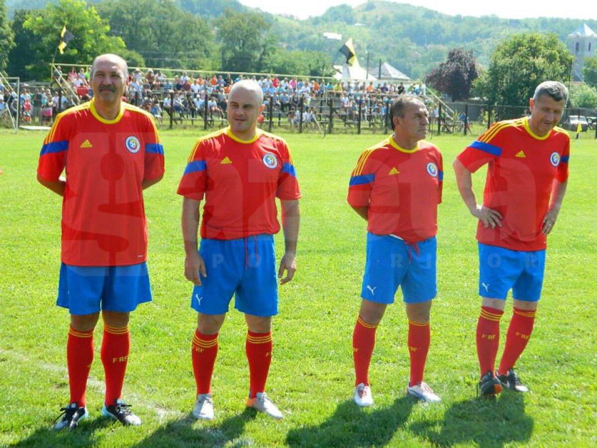 FOTO Au rămas tineri » Legendele echipei naţionale a României au făcut show la Brad