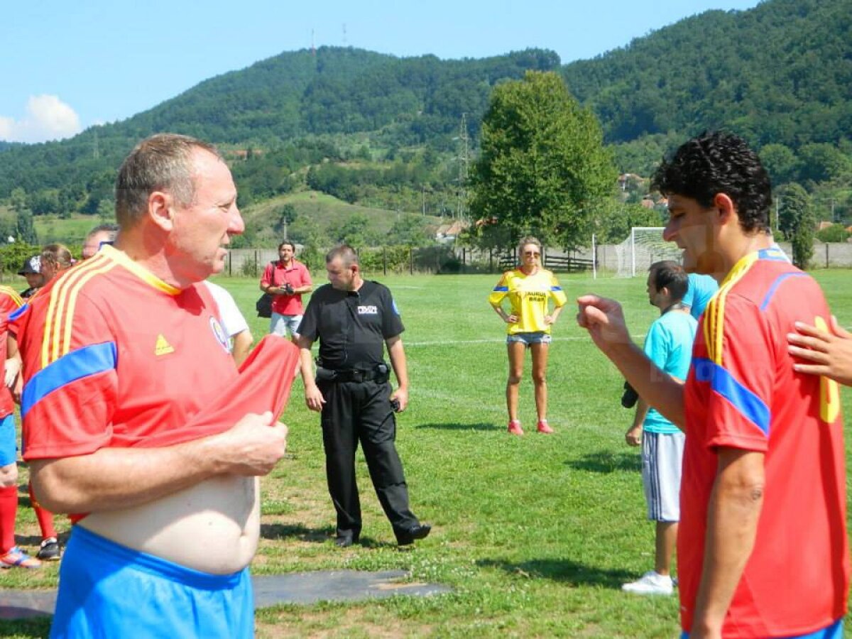 FOTO Au rămas tineri » Legendele echipei naţionale a României au făcut show la Brad