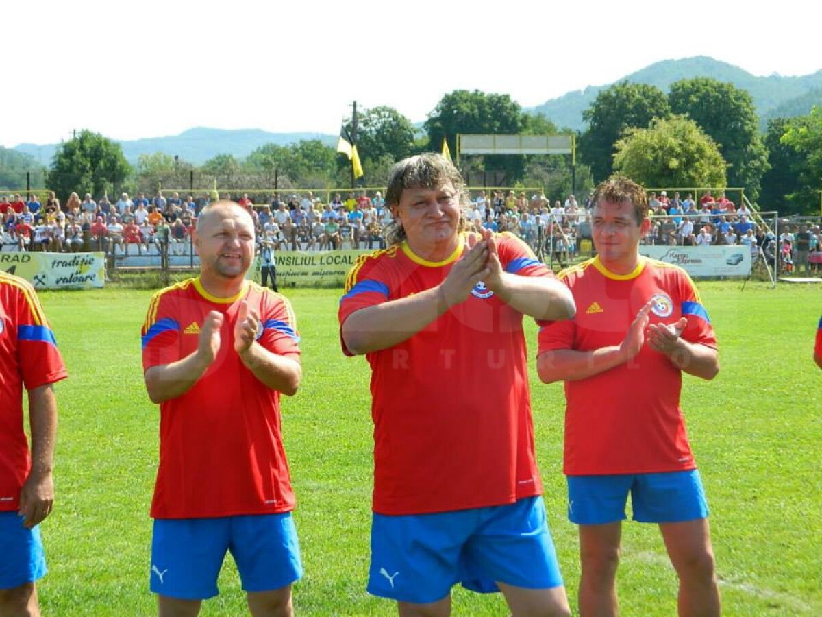 FOTO Au rămas tineri » Legendele echipei naţionale a României au făcut show la Brad