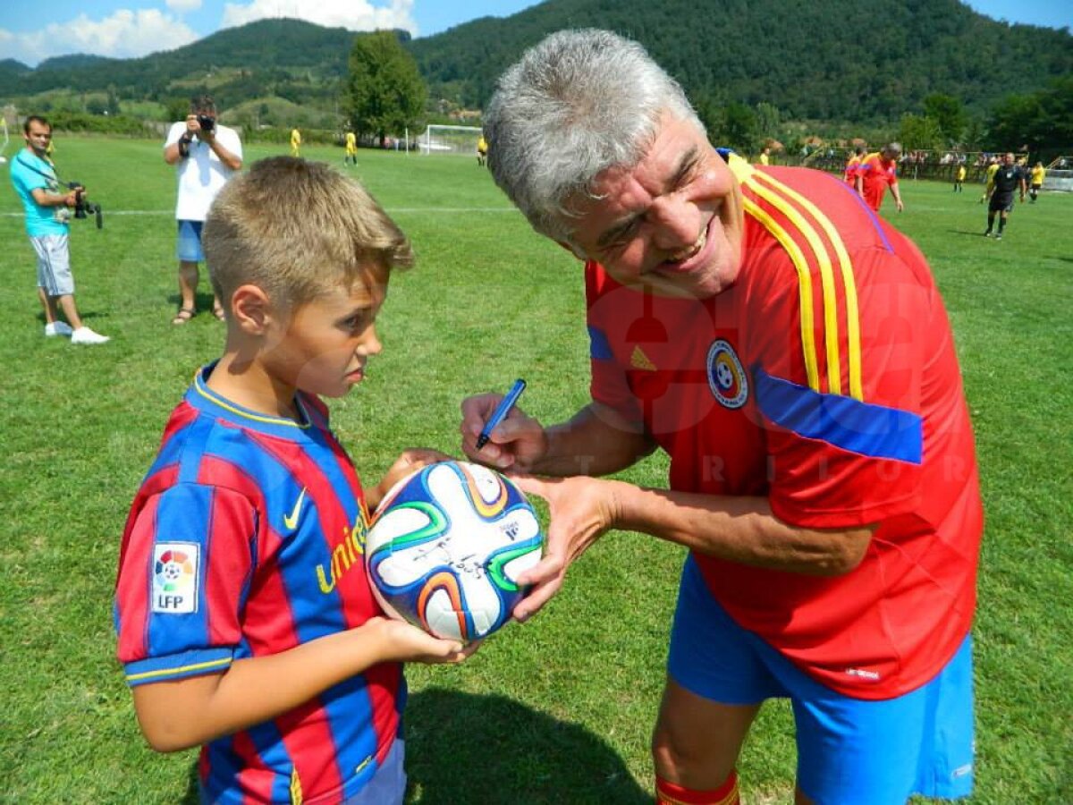FOTO Au rămas tineri » Legendele echipei naţionale a României au făcut show la Brad
