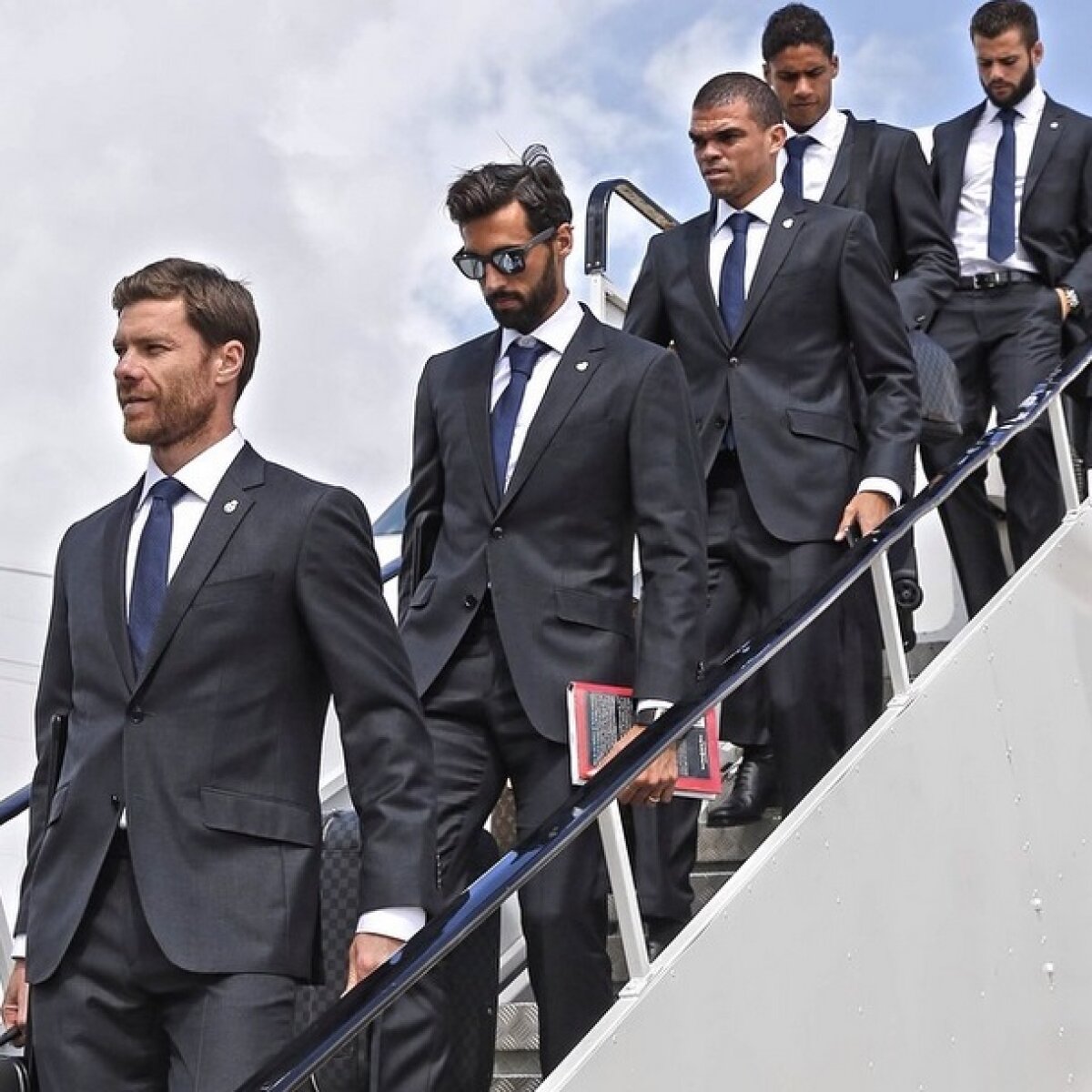 FOTO ”Galacticii” au venit la Cardiff îmbrăcaţi la 4 ace  » Mîine, vor să ia Supercupa în faţa Sevillei