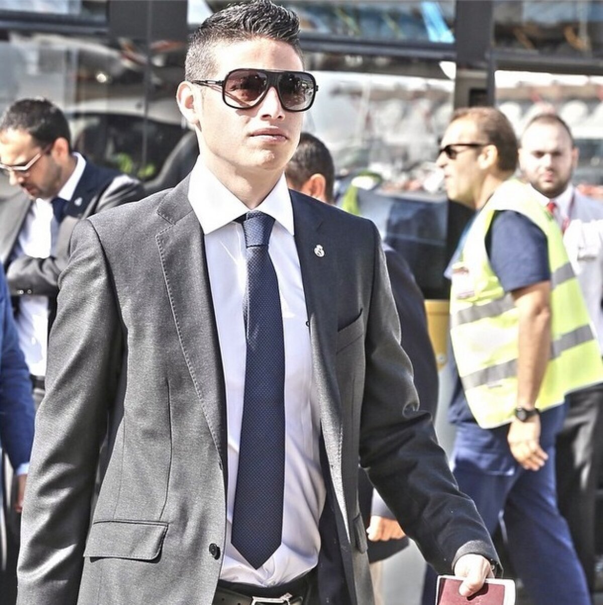 FOTO ”Galacticii” au venit la Cardiff îmbrăcaţi la 4 ace  » Mîine, vor să ia Supercupa în faţa Sevillei