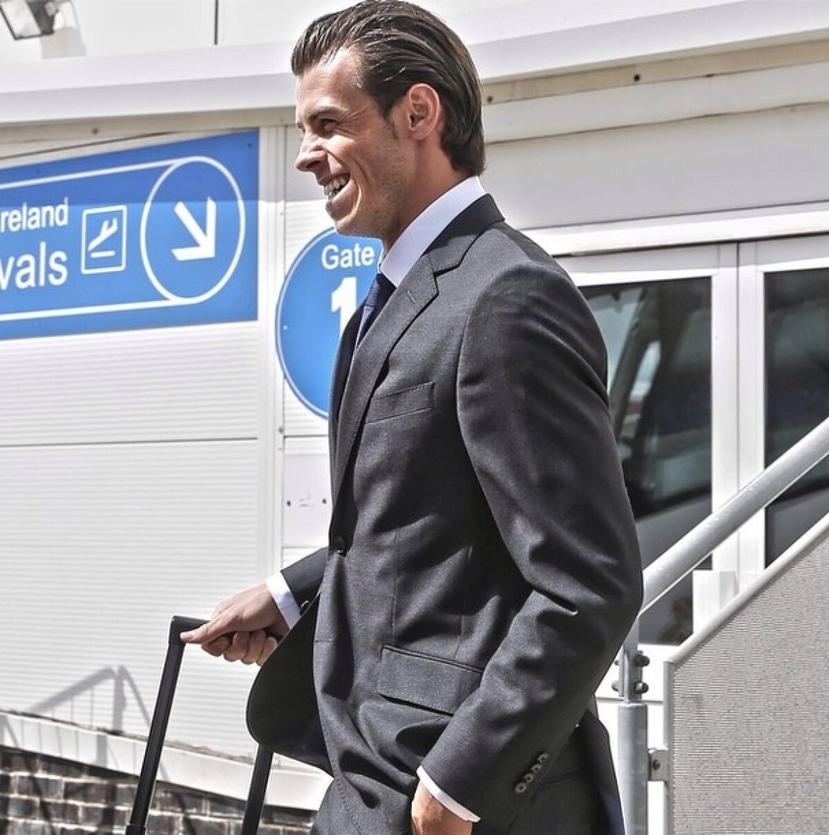 FOTO ”Galacticii” au venit la Cardiff îmbrăcaţi la 4 ace  » Mîine, vor să ia Supercupa în faţa Sevillei