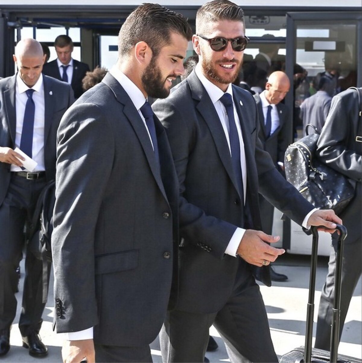 FOTO ”Galacticii” au venit la Cardiff îmbrăcaţi la 4 ace  » Mîine, vor să ia Supercupa în faţa Sevillei