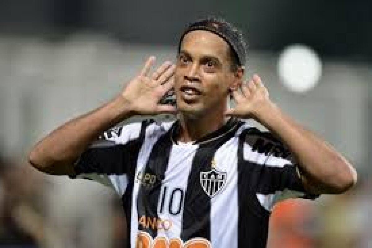 FOTO Un fan a făcut o poză cu toată colecţia de tricouri ale echipelor la care a jucat Ronaldinho