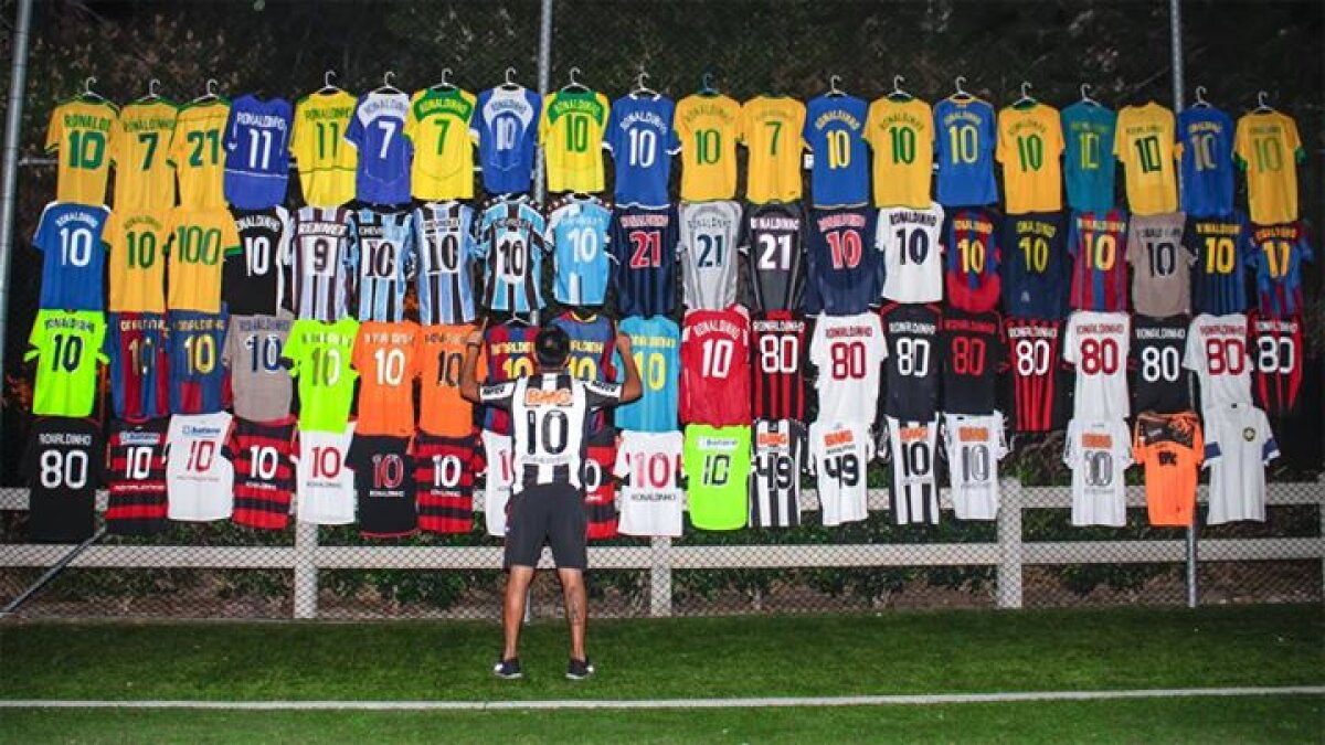 FOTO Un fan a făcut o poză cu toată colecţia de tricouri ale echipelor la care a jucat Ronaldinho