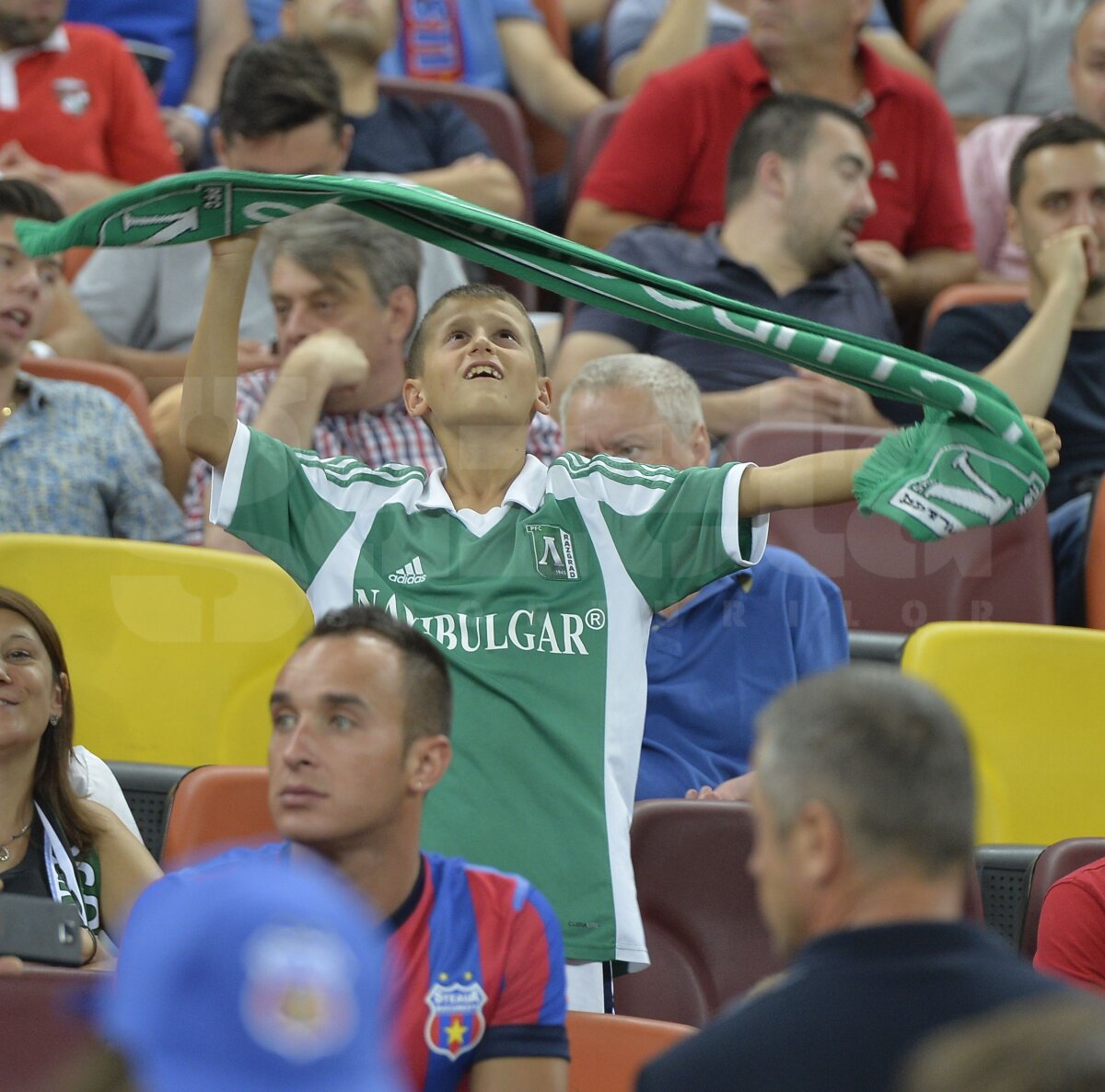 FOTO Momente de senzaţie care nu s-au văzut la TV! Cum s-a păcălit Cosmin Moţi la încălzire şi fanul Stelei care a uimit pe toată lumea :)