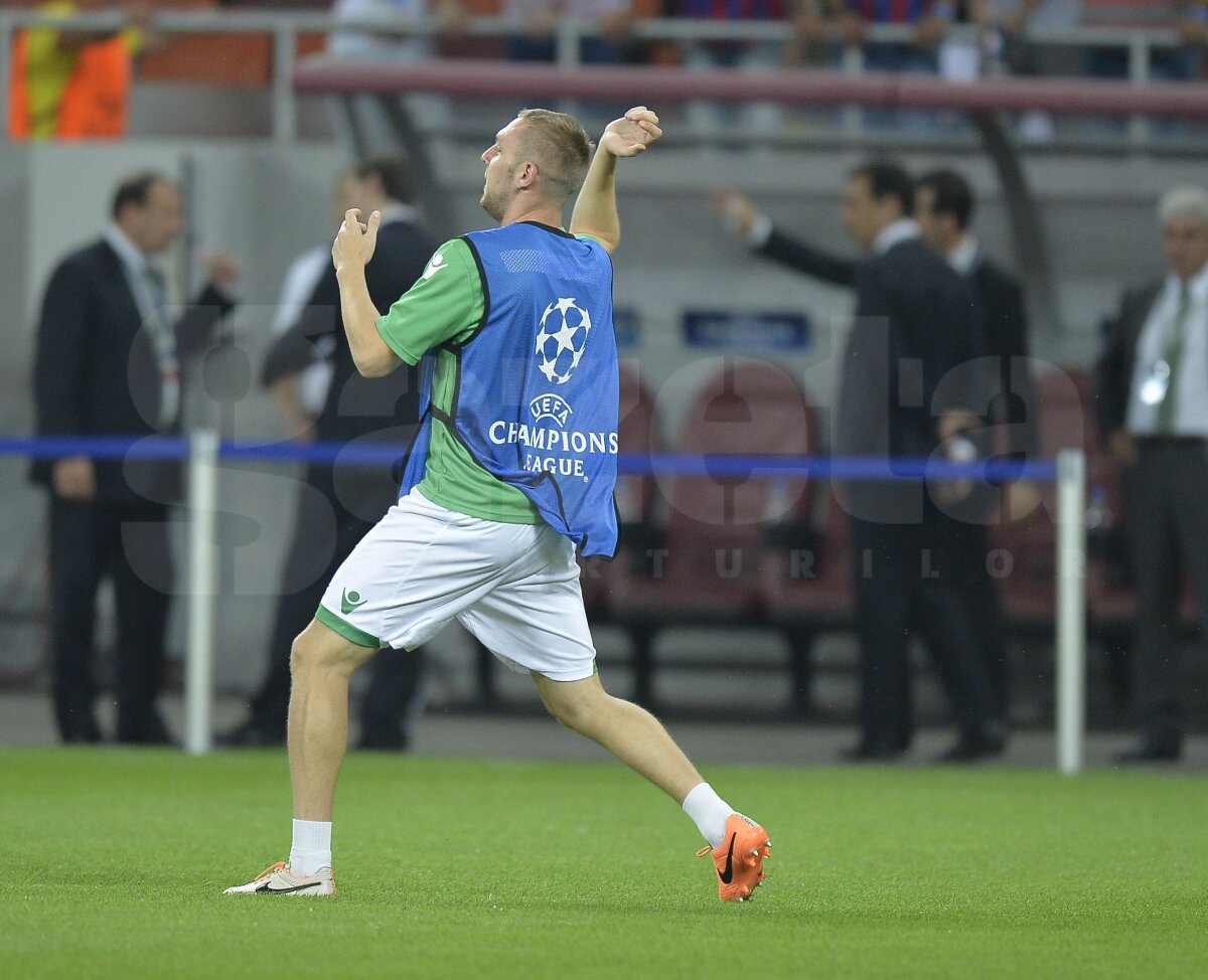 FOTO Momente de senzaţie care nu s-au văzut la TV! Cum s-a păcălit Cosmin Moţi la încălzire şi fanul Stelei care a uimit pe toată lumea :)