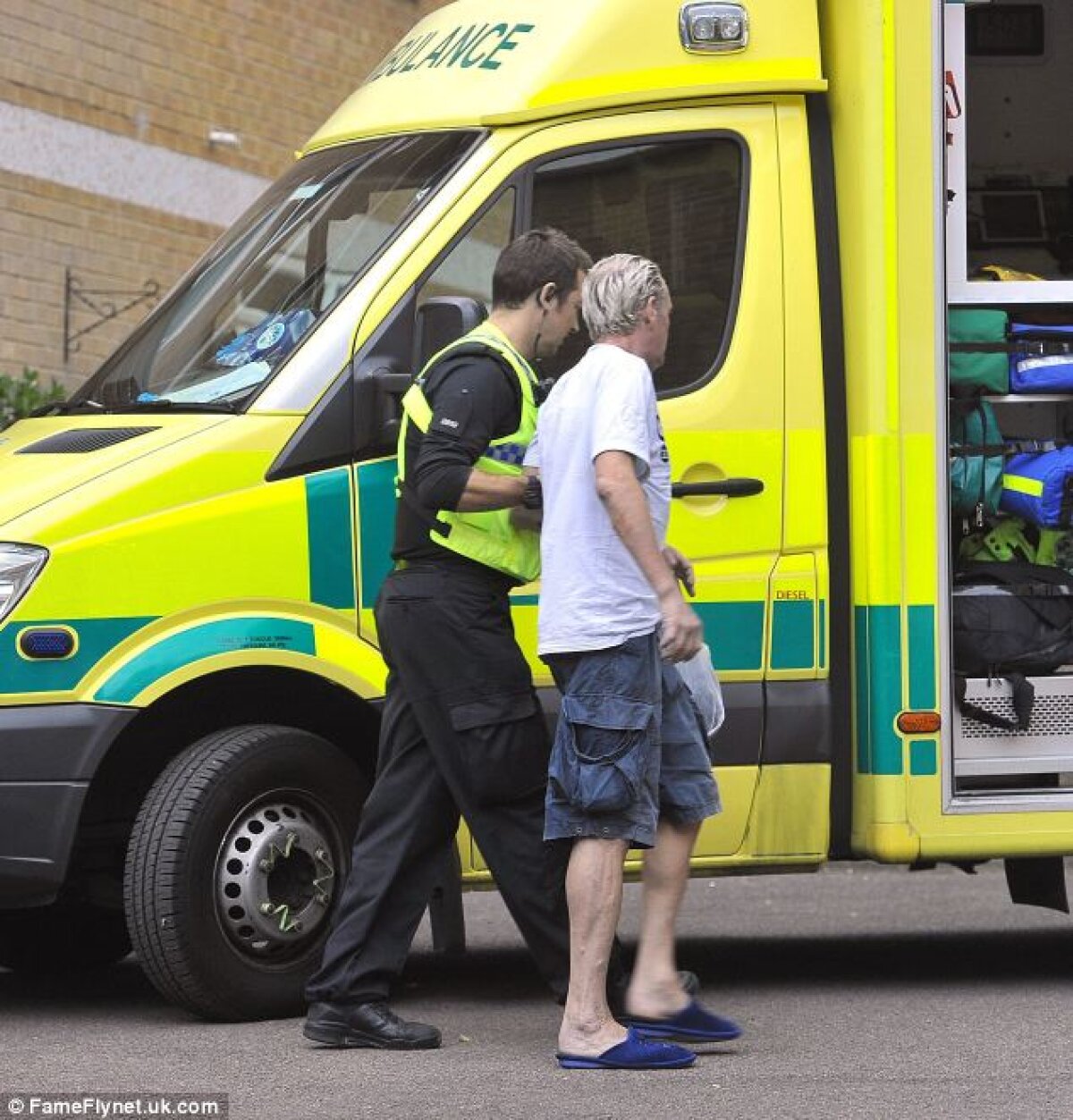 GALERIE FOTO Un fotbalist de legendă a ajuns într-o stare deplorabilă! A fost găsit mort de beat, iar acum e internat în spital