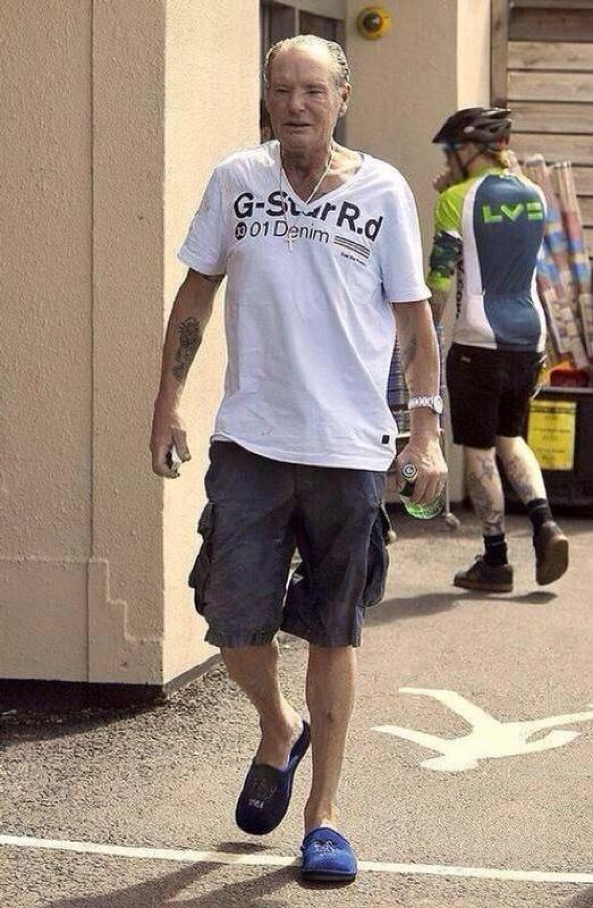 GALERIE FOTO Un fotbalist de legendă a ajuns într-o stare deplorabilă! A fost găsit mort de beat, iar acum e internat în spital