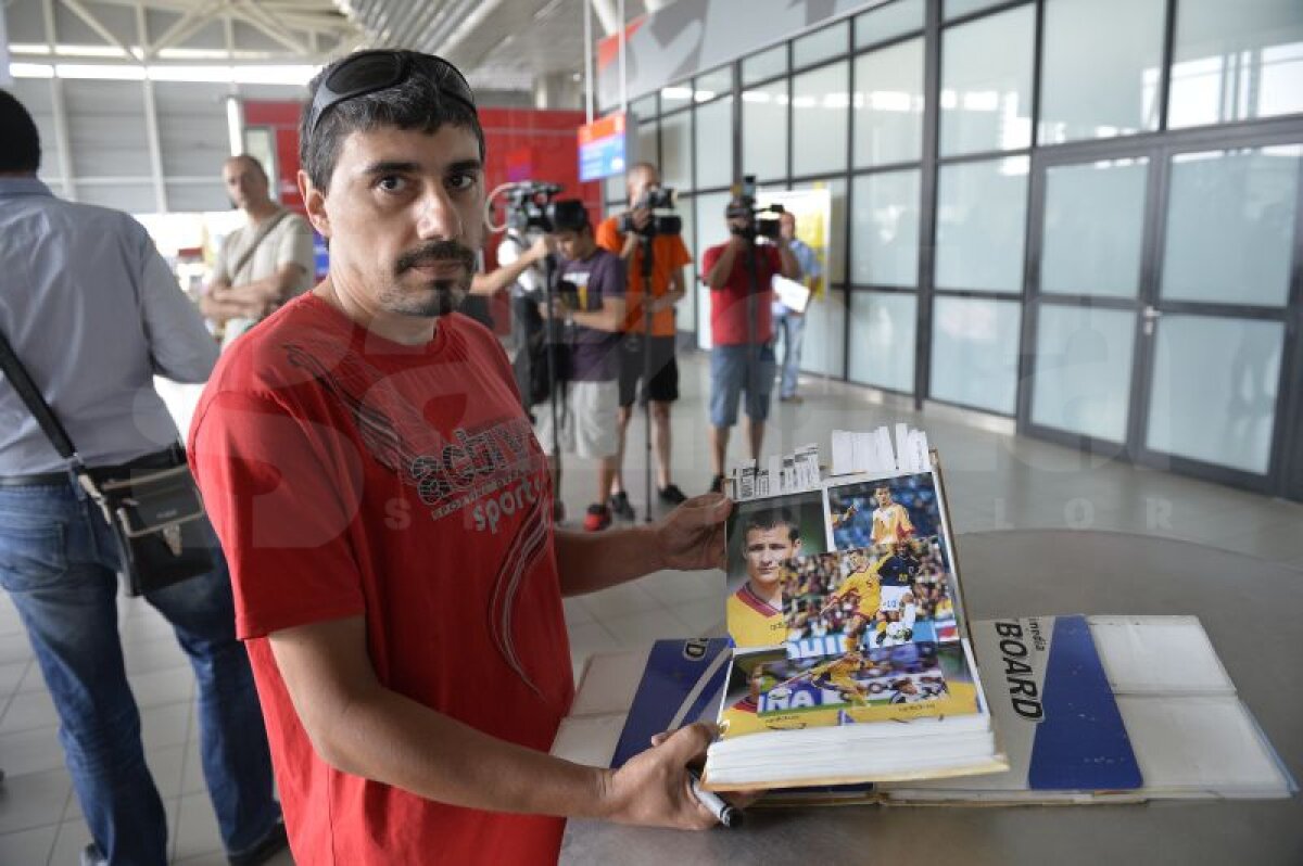 FOTO Asediul vînătorilor de autografe »	 10 suporteri ai sportului au obţinut suvenirurile mult dorite din partea roş-albaştrilor