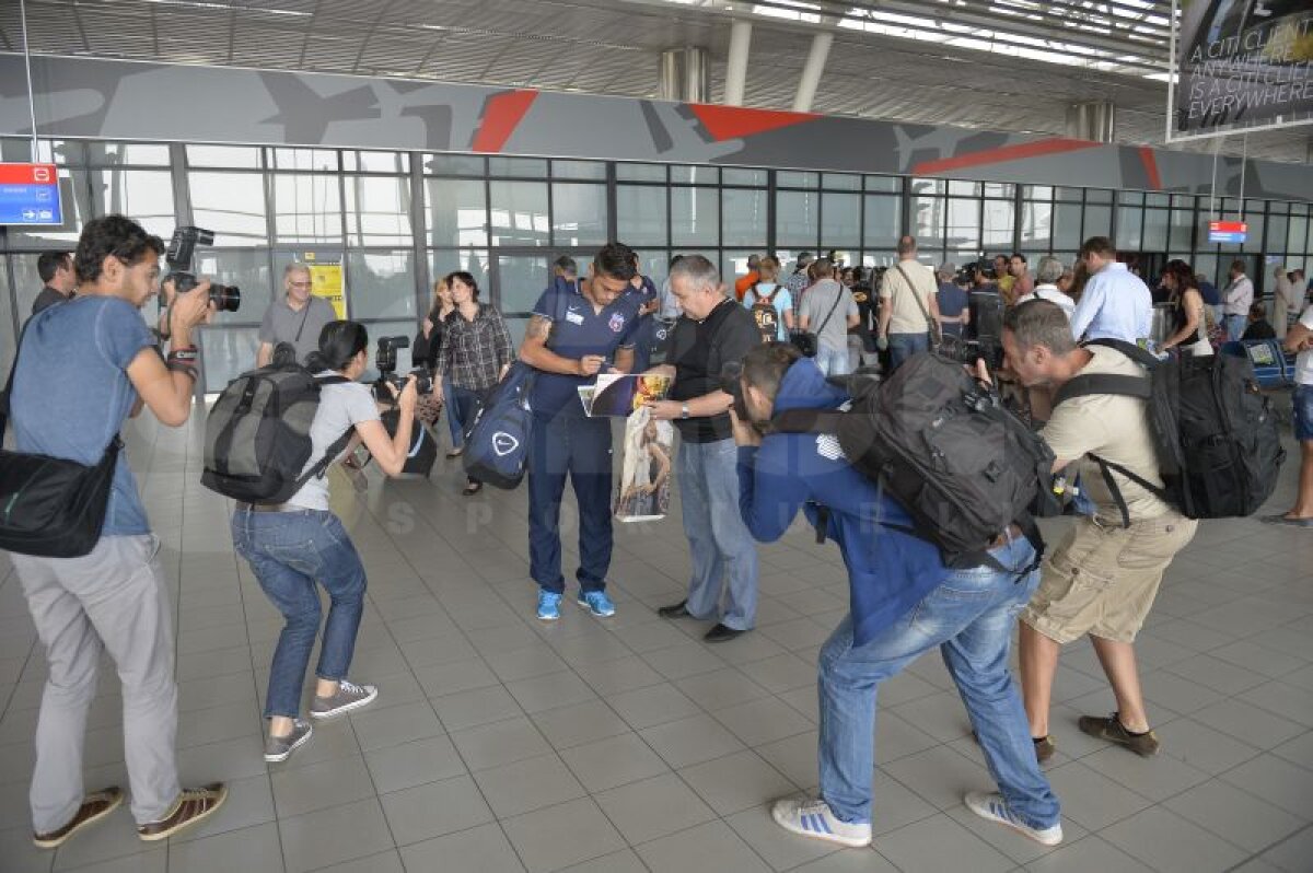 FOTO Asediul vînătorilor de autografe »	 10 suporteri ai sportului au obţinut suvenirurile mult dorite din partea roş-albaştrilor