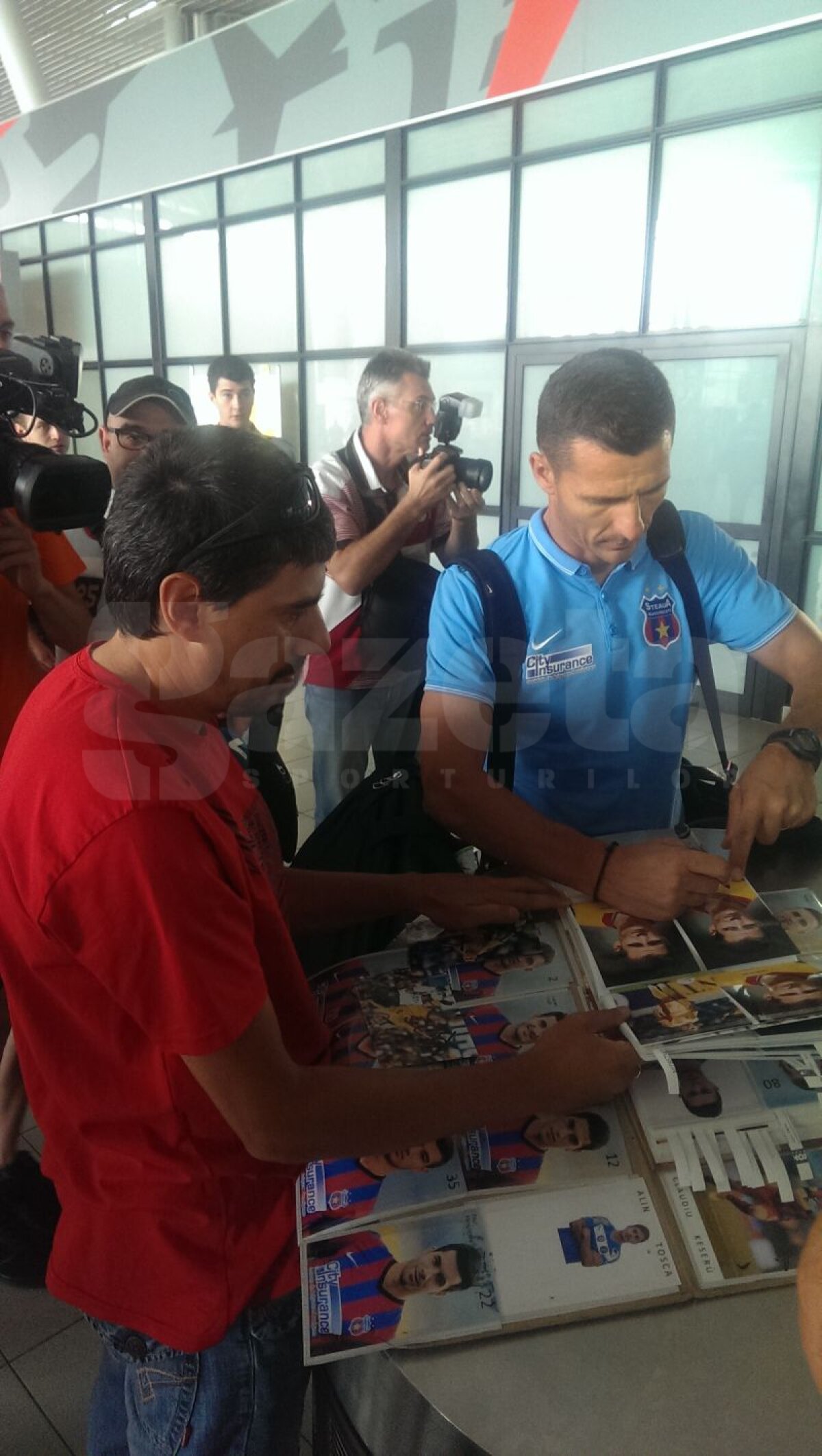 FOTO Asediul vînătorilor de autografe »	 10 suporteri ai sportului au obţinut suvenirurile mult dorite din partea roş-albaştrilor