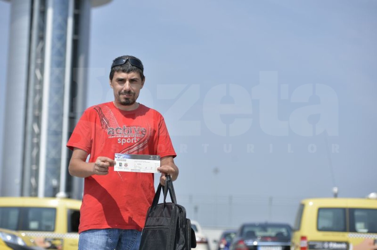 FOTO Asediul vînătorilor de autografe »	 10 suporteri ai sportului au obţinut suvenirurile mult dorite din partea roş-albaştrilor