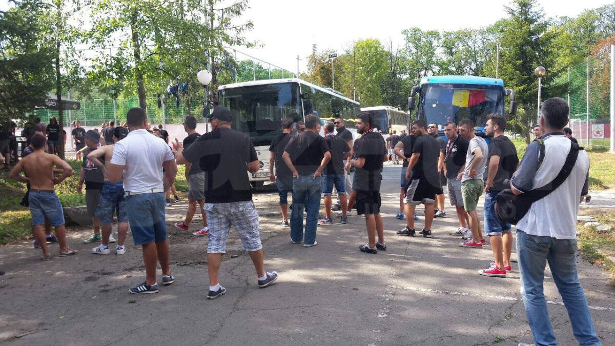 UPDATE FOTO Incidente la intrarea pe stadionul "Vasil Levski" » Fanii Stelei s-au bătut cu forţele de ordine