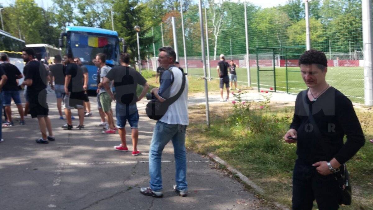 UPDATE FOTO Incidente la intrarea pe stadionul "Vasil Levski" » Fanii Stelei s-au bătut cu forţele de ordine