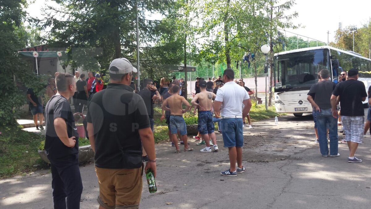 UPDATE FOTO Incidente la intrarea pe stadionul "Vasil Levski" » Fanii Stelei s-au bătut cu forţele de ordine