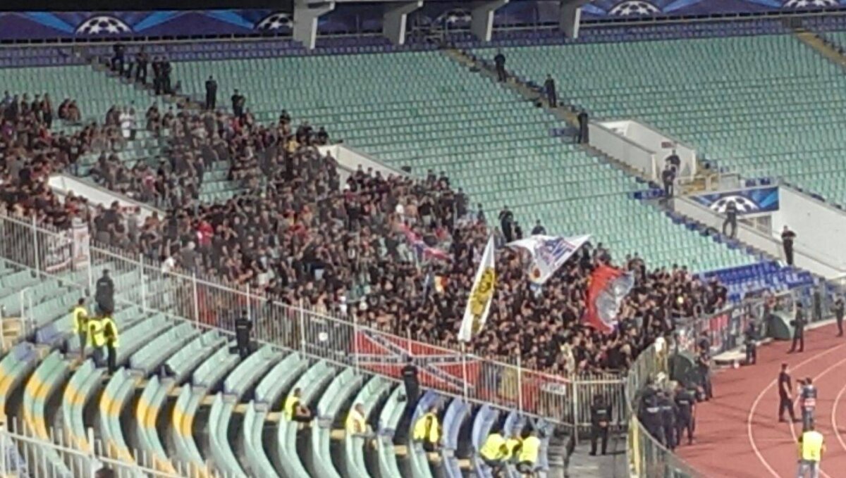 UPDATE FOTO Incidente la intrarea pe stadionul "Vasil Levski" » Fanii Stelei s-au bătut cu forţele de ordine