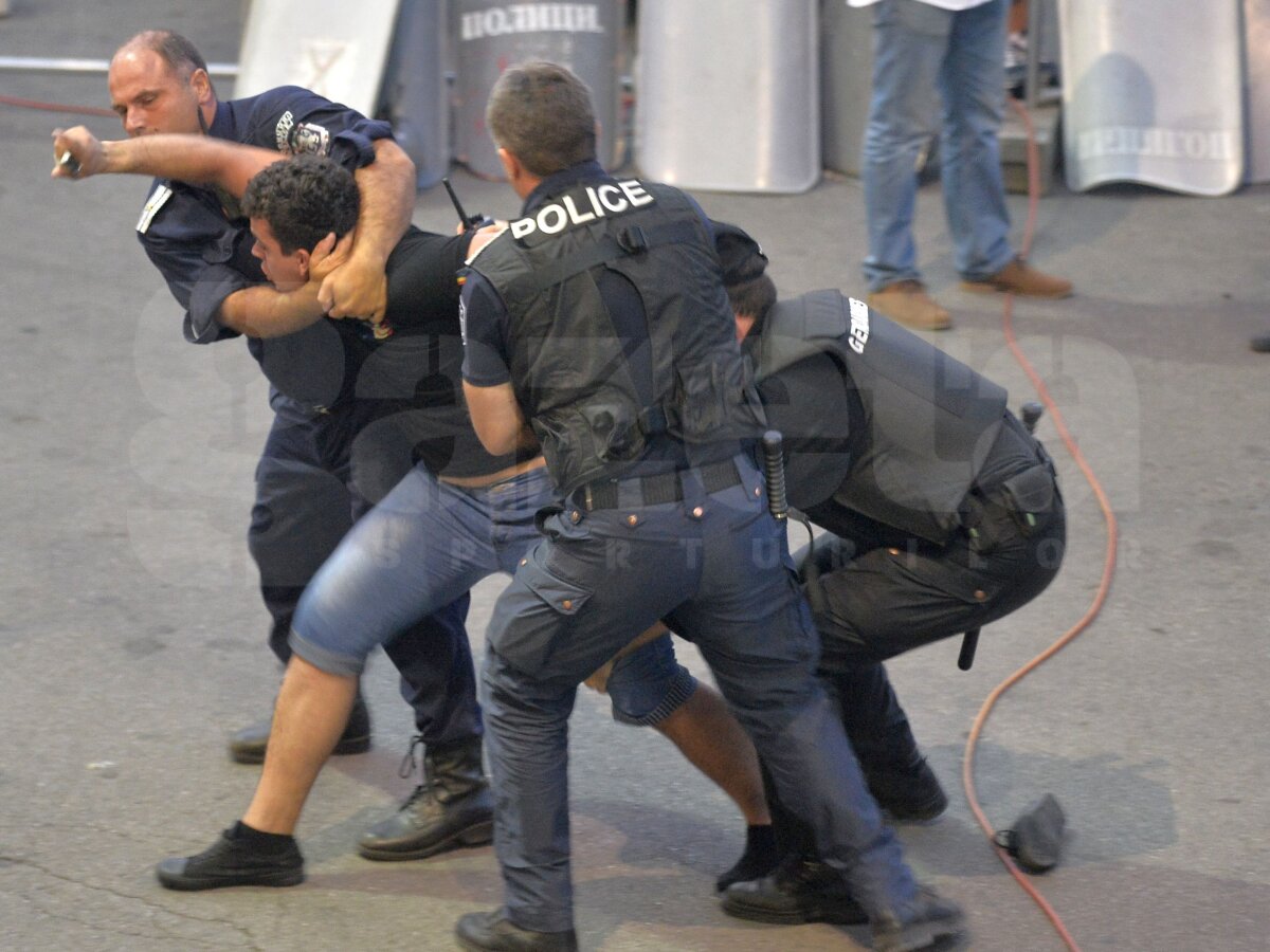 UPDATE FOTO Incidente la intrarea pe stadionul "Vasil Levski" » Fanii Stelei s-au bătut cu forţele de ordine