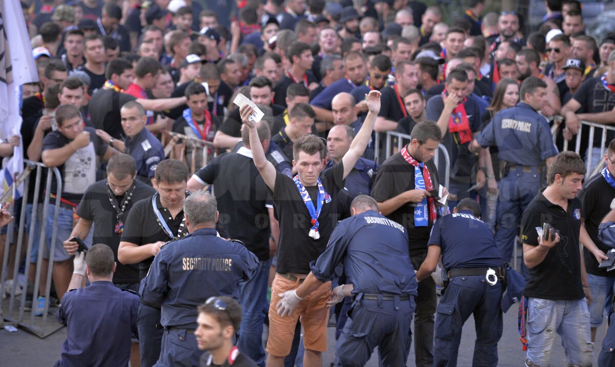 UPDATE FOTO Incidente la intrarea pe stadionul "Vasil Levski" » Fanii Stelei s-au bătut cu forţele de ordine