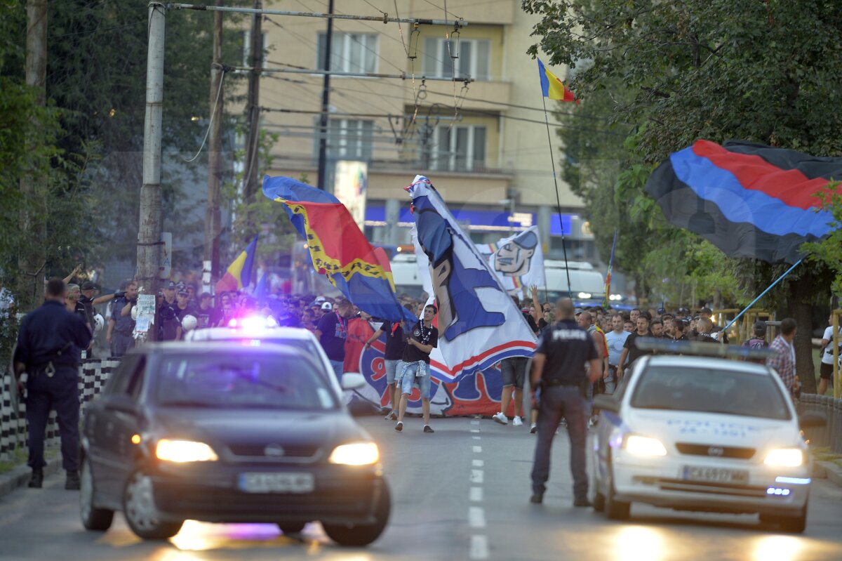 UPDATE FOTO Incidente la intrarea pe stadionul "Vasil Levski" » Fanii Stelei s-au bătut cu forţele de ordine