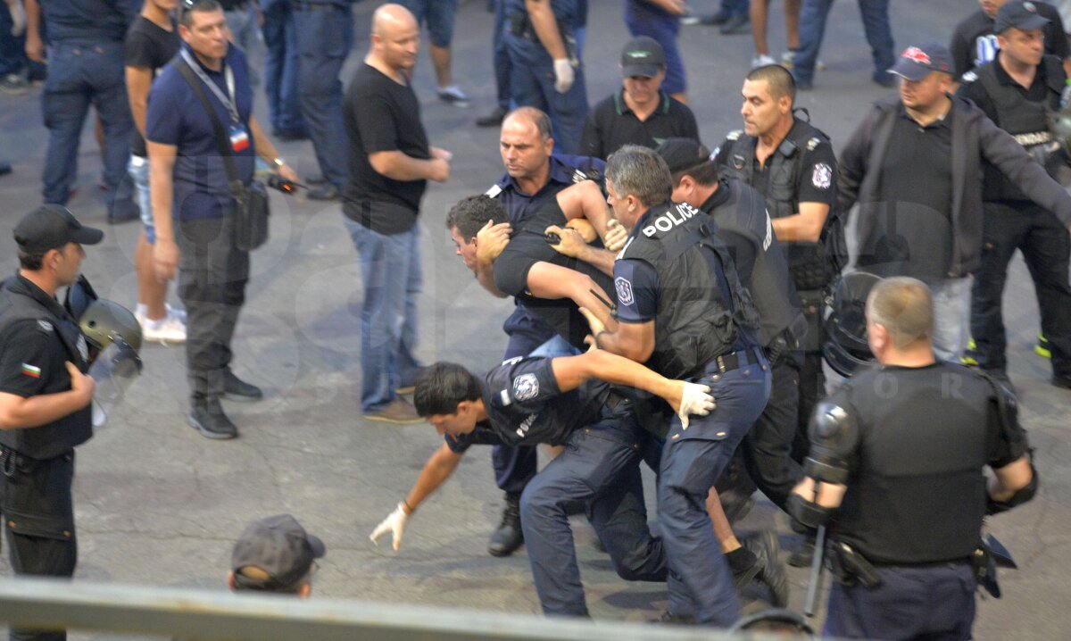 UPDATE FOTO Incidente la intrarea pe stadionul "Vasil Levski" » Fanii Stelei s-au bătut cu forţele de ordine