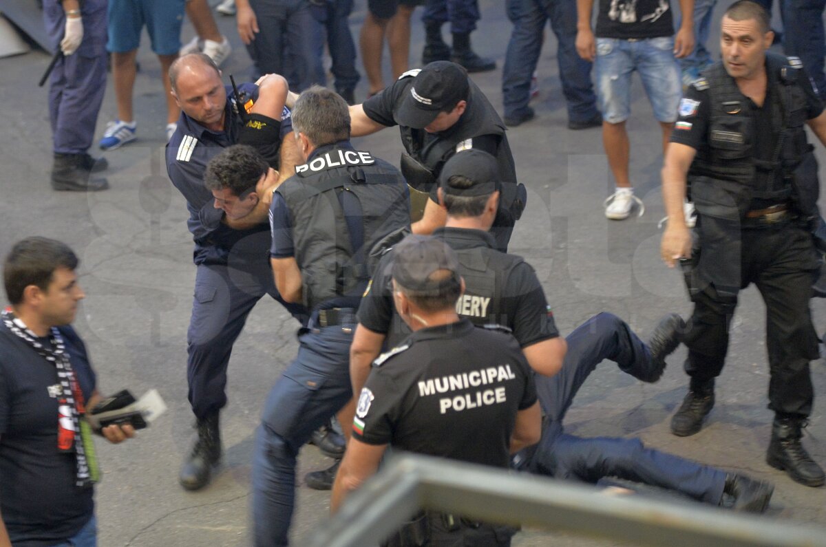 UPDATE FOTO Incidente la intrarea pe stadionul "Vasil Levski" » Fanii Stelei s-au bătut cu forţele de ordine