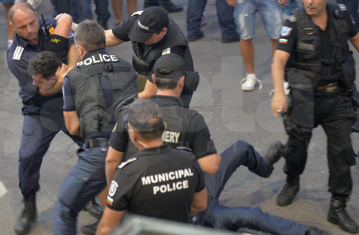 UPDATE FOTO Incidente la intrarea pe stadionul "Vasil Levski" » Fanii Stelei s-au bătut cu forţele de ordine